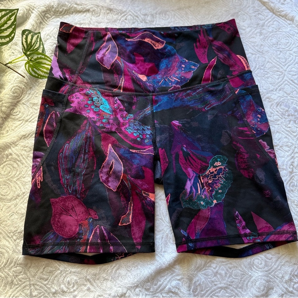🩳 All in Motion High-Rise Biker Shorts – L – Print
